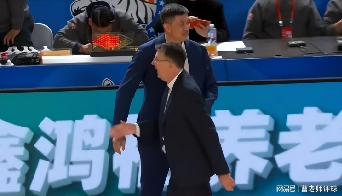 爱游戏体育入口-领先18分都能输！杜锋的“老寒腿组合”，到底在想什么？